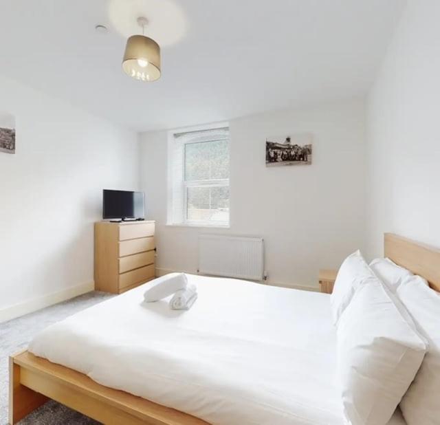 Spacious Two Bedroom Apartment With Valley Views Abertillery Luaran gambar
