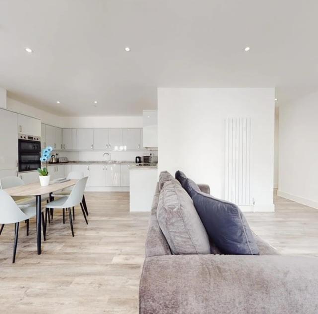 Spacious Two Bedroom Apartment With Valley Views Abertillery Luaran gambar
